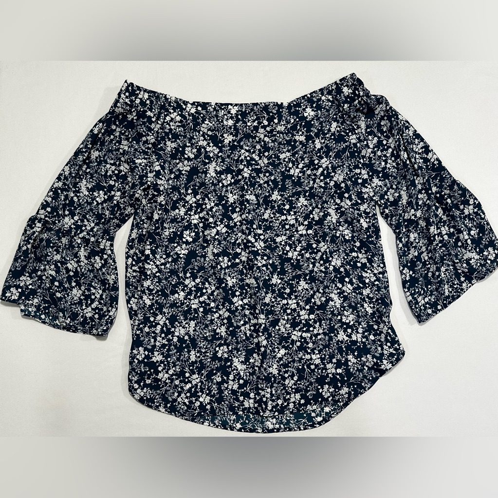 Verse Off-The-Shoulder Blue And White Floral Print Blouse Size: Large